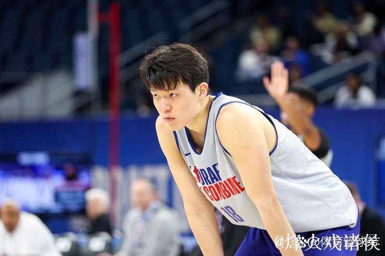 杨瀚森18+10+4背后暖心一幕!克林根认真指导 球迷期待激发潜力 杨瀚森18+10+4背后暖心一幕!克林根认真指导 球迷期待激发潜力